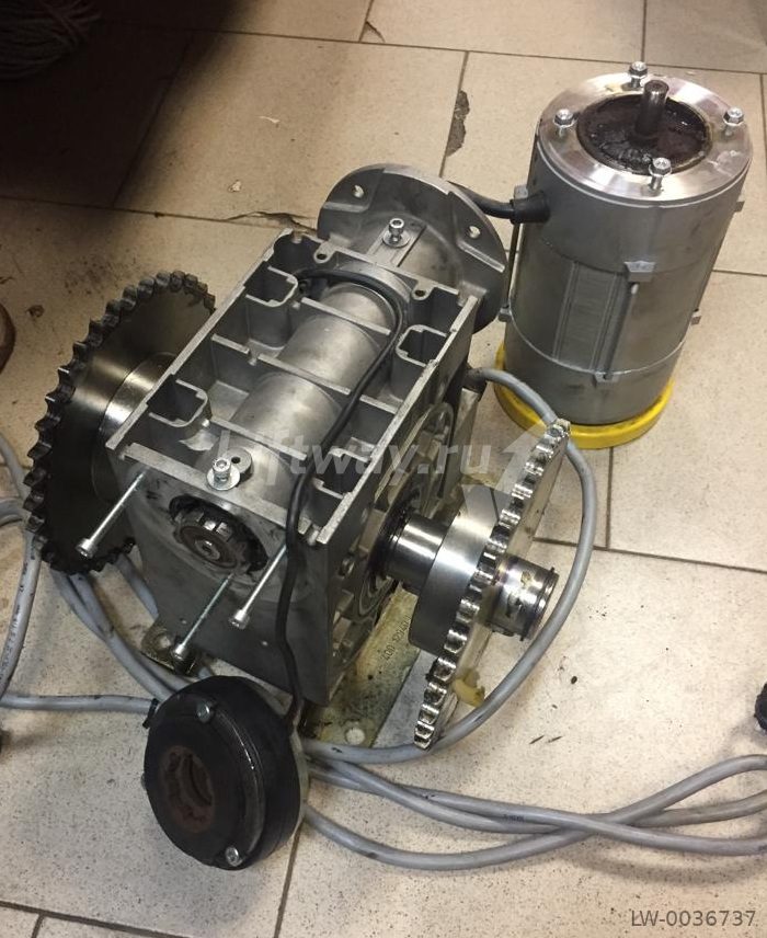 Лебедка AG 32.24 малого грузового лифта с двумя звездочками 5/8" x 3/8" ø192мм