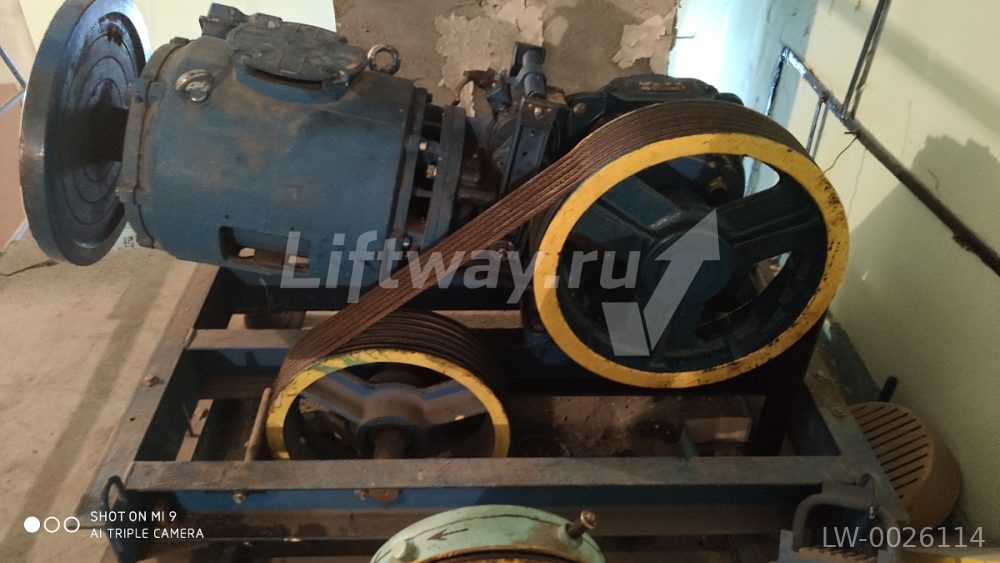 Лебедка правая Q=630кг V=1,0 м/с с КВШ D480х6х10 и отвод. блок D435х6х10мм (межосевое расст. 950)