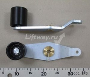 Ролик прижимной эскалатора Kone D=60 мм, W=64 мм, с кронштейном (одинарный изгиб)