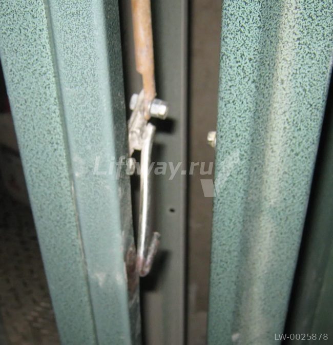 Запирающее устройство малой створки ЩЛЗ проем 1200 (старого образца)